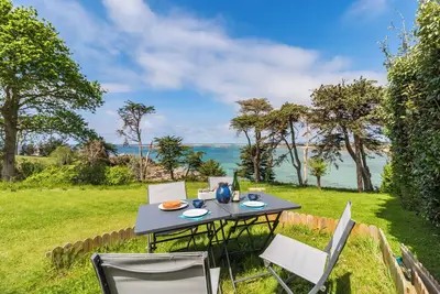 Image de Bretagne, Cote de Granit Rose, Chalet belle vue mer, les pieds dans l'eau