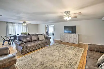 Image de 11 Mi to Lake Ouachita: Family Cabin w/ Yard