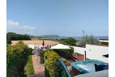Pebbles Reach, 2 Bed Sea view apartment & hot tub