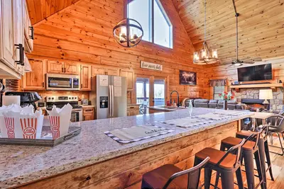 Image de 'Star Lite' Cabin: Hot Tub, Deck & Pool Table