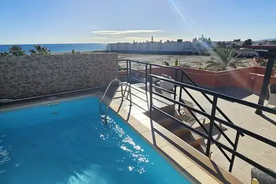 Penthouse Suite avec piscine privée sur toit terrasse, vue mer, 50m de plage, Wifi
