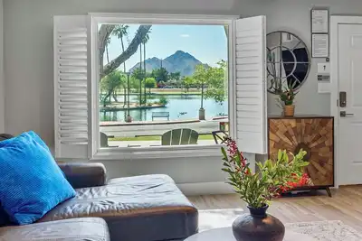 Image de New Rare Lake Front Central Old Town Scottsdale Townhome