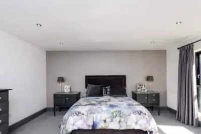 Image de Start your search Become a Host Contemporary designed luxury house. Hale Barnes