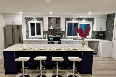 Image de Luxurious 3 Br Home in Central Calgary b/W Airport & Downtown