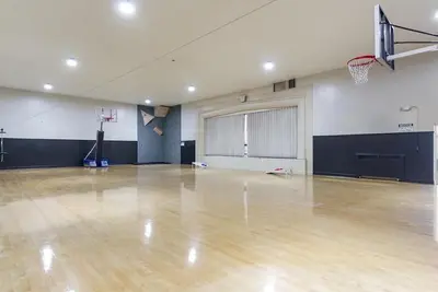 Image de McKinley Mansion Full Building w/Bball gym, Arcades, 13000 sqft, Sleeps 70.