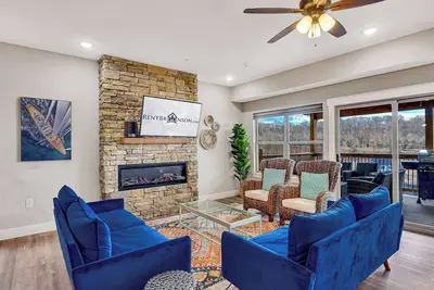 Image de Ultimate Luxury- Private Hot Tub, Game Room, Lake View, Wifi, & Free Attraction Tickets!