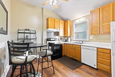 Image de Cozy Town Home - Walk To Everything Downtown!