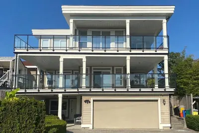 Image de New two-bedroom legal suite with parking