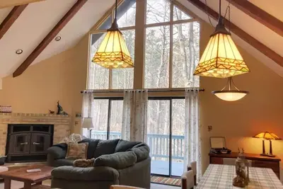 Image de Deer Crossing — Cozy comfort with hot tub and firepit