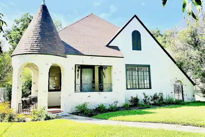Modern 3 Kings Castle in Uptown Waco