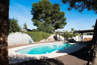 Image de Comfy Home with Sparkling Pool