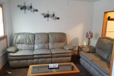 Image de Cozy 2-bedroom bungalow, 10 minutes from beach, pet friendly