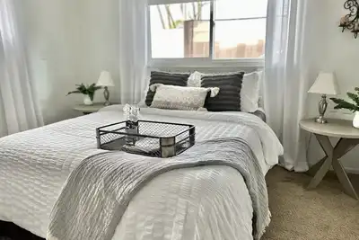 Image de Fireside Suite – 2br, Pet-Friendly & Huge Yard