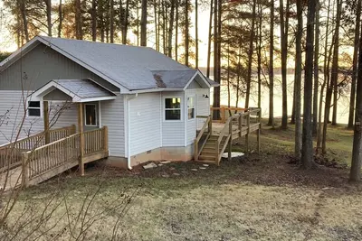 Image de Nice cottage located on Lake Sinclair. Lots of room with great views