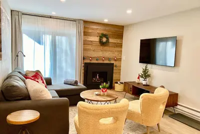 Image de Across Bc Bear lot w free ski shuttle, modern, clean 2br/2ba, free parking, WiFi