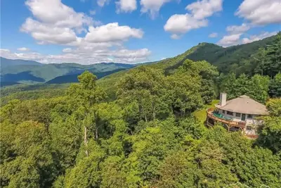 Image de The Big Round Cabin - Blowing Rock, Hot tub, Secluded acreage, fabulous views