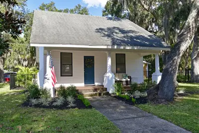 Image de Historic 1930s Cottage + Heated Pool + 12mi to beaches & 1 mi to downtown
