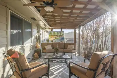 Image de Cozy home with great back patio, and only 1 mile from the Expo Square!