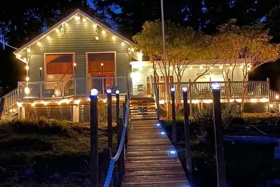 Image de Relaxing Getaway Lake Cabin with Pristine Views