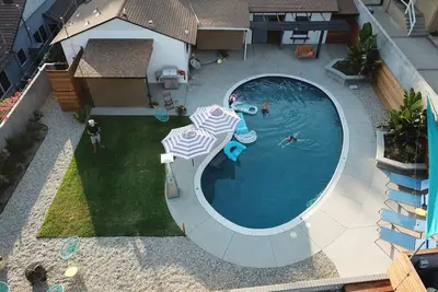 Image de Updated classic mid-century ranch home with pool