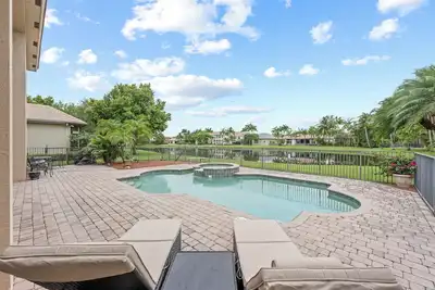 Image de Gorgeous Estate Water front, private community