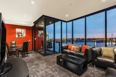Image de 💙Lovely Waterfront Apartment with Swimming Pool🏊and Gym🏋️in the💙of Docklands