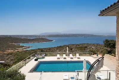 Image de luxurious sea front villa with private swimming pool