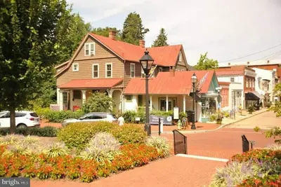 Image de Spectacular Location: State Circle Apartment