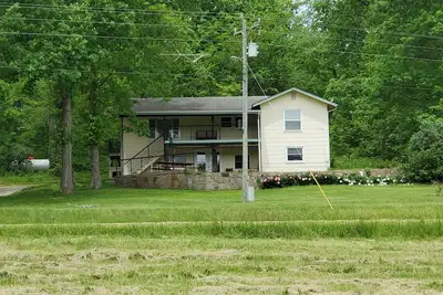 Image de Hoot Owl Lodge is a Quiet Farmhouse with 150 Acres to Explore. Pet Friendly!