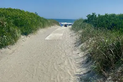 Image de Family-sized townhome, less than 1 block from the beach!