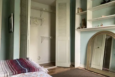 Image de This beautiful townhouse contains the Museum for Peace, with national artists.