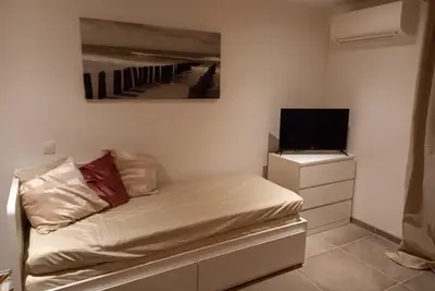 Image de cosy studio 2mn a pied des plages petite vue mer