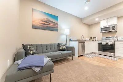 Image de Cozy newly built basement apartment in Sherwood