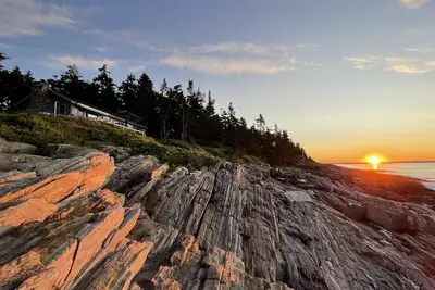 Image de Sunrise Cottage. Relaxing waterfront deck on the rocky shore of Bailey Island.