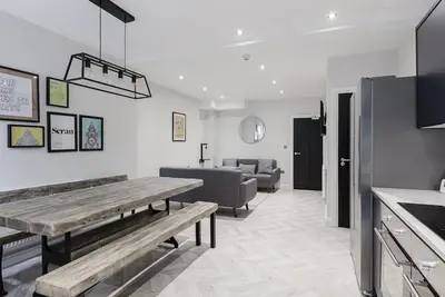 Image de Modern Central Liverpool Home - Sleeps 12 with Free Parking