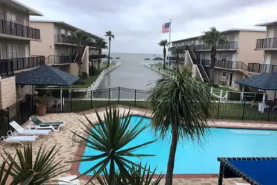 Image de Bay Breeze Bungalow 1br/1ba Fully Furnished Condo No Pets