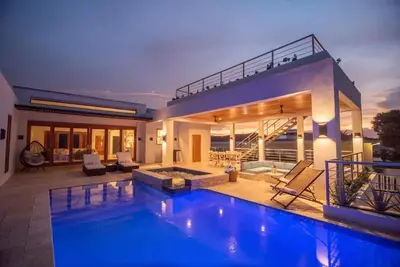 Image de Simmerdown Villa is a spacious modern 4 bedroom house within a gated community