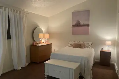 Image de Quiet 2 Br with washer & dryer & back deck