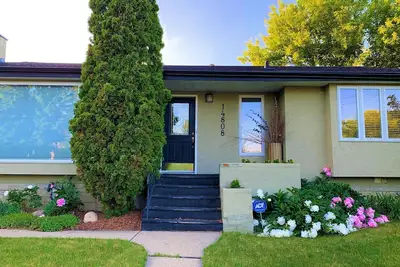 Image de Five Bedroom Home in Great Location near West Edmonton Mall and City Centre