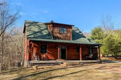 Image de Nido Cabin - Close to attractions, Hot Tub, Game Room, Massage Chair