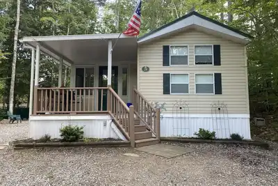 Image de Point Sebago 3 Br, 1. 5 bath Maine lake cottage near beach on Purple Rd