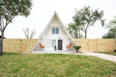Image de A pet friendly A-Frame with a hot tub & fire pit!