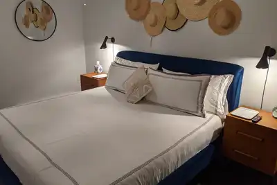 Image de Beautiful beachside 1 bedroom w large private deck- trails & beach on your door.