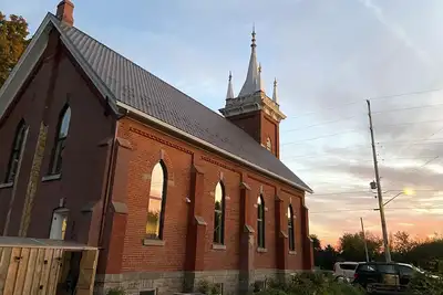 Image de Country church converted into comfy, elegant escape — outdoor entertainment area