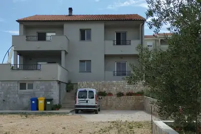 Image de Appartement de deux chambres avec la terrasse et la vue sur le mer Tkon, Pasman (A-19127-a)