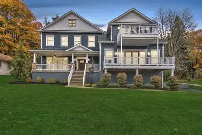 Image de Lakefront Luxury Retreat at Crystal Lake– Fire Pit• Fern hall• hiking• Game Room