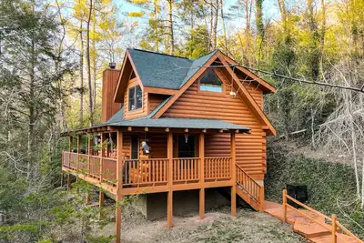 Image de Private cabin w/ Mountain Views, Hot Tub & Free Pool Access.