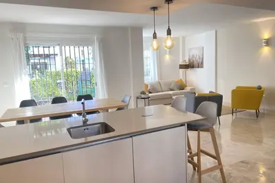 Image de Belle maison avec 4 chambres et 3 salles de bains, Urbanisation Los Naranjos, Puerto Banus