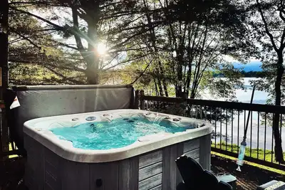 Image de Cozy 4 Season Cottage stunning sunsets on Sparrow Lake! (Pet friendly)New Hot Tub