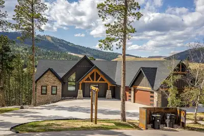 Image de Incredible Views from this Hilltop Lodge w/ 5000 Sq. Ft. and 3 Fireplaces!